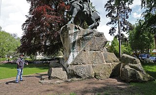 Mathias Polster steht zu Füßen des Denkmals, das bis zur Umgestaltung des Platzes von einem Brunnenrand umfasst war. - Frank-Michael Kiel-Steinkamp Mathias Polster steht zu Füßen des Denkmals, das bis zur Umgestaltung des Platzes von einem Brunnenrand umfasst war. - Frank-Michael Kiel-Steinkamp