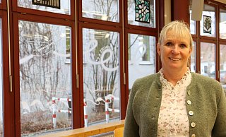 Daniela Gehring hört als Schulleiterin in Löhne auf. Zu ihrer Verabschiedung ist darum in der Mensa ein großes Fensterbild entstanden. Von ihrem Wohnort Detmold, symbolisiert durch das Hermannsdenkmal, über die BBG, die Klassenfahrten nach Wangerooge, bis hin zum Flugzeug nach Guatemala werden dabei ihre Wege nachgezeichnet. - Judith Gladow Daniela Gehring hört als Schulleiterin in Löhne auf. Zu ihrer Verabschiedung ist darum in der Mensa ein großes Fensterbild entstanden. Von ihrem Wohnort Detmold, symbolisiert durch das Hermannsdenkmal, über die BBG, die Klassenfahrten nach Wangerooge, bis hin zum Flugzeug nach Guatemala werden dabei ihre Wege nachgezeichnet. - Judith Gladow