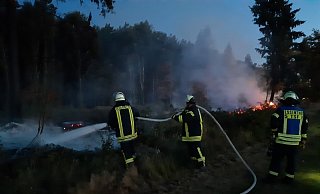 Am frühen Sonntagmorgen löschen Feuerwehrleute die Flammen. - Freiwillige Feuerwehr Marsberg Am frühen Sonntagmorgen löschen Feuerwehrleute die Flammen. - Freiwillige Feuerwehr Marsberg