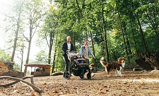 Am Kahlen Berg, wo 2019 Vanessa und Jan Feuertönsborn mit Theo und Familienhund Emma einen gemütlichen Spaziergang im Wald genossen, soll ab 2021 der Walderlebnispfad entlangführen. - DENNIS ANGENENDT Am Kahlen Berg, wo 2019 Vanessa und Jan Feuertönsborn mit Theo und Familienhund Emma einen gemütlichen Spaziergang im Wald genossen, soll ab 2021 der Walderlebnispfad entlangführen. - DENNIS ANGENENDT