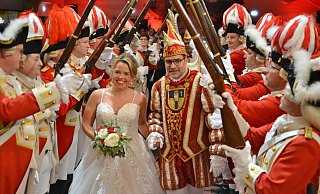 Unter dem Kommando von Ludwig Spieker standen die Männer der 1. Bad Driburger Stadtgarde Spalier, als Prinzessin Stephie II. und Prinz Jürgen II. im Saal empfangen wurden. - Silke Riethmüller Unter dem Kommando von Ludwig Spieker standen die Männer der 1. Bad Driburger Stadtgarde Spalier, als Prinzessin Stephie II. und Prinz Jürgen II. im Saal empfangen wurden. - Silke Riethmüller