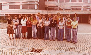 Erster Bürener Realschulabschluss 1975: (v. l.) Lehrerin Marina Wagner () mit den Schülerinnen und Schülern, Renate Hillebrand, Rita Händel, Birgit Dittrich, Hans-Jürgen Köchling, Anneliese Füser, Fritz Müller, Marie-Theres Rüther, Hubertus Schulte (), Rembert Moenikes, Michael Happe, Birgit Sprenger, Karl-Heinz Gottschalk, Klaus Wenke, Wolfgang Carl (), Karl-Heinrich Werner, Johannes Hemmelgarn, Renate Albracht, Franz-Josef Böhle, Alfons Schmitte, Uli Steinmeier und Reinhard Pape. - Archiv Hans-Jürgen Köchling Erster Bürener Realschulabschluss 1975: (v. l.) Lehrerin Marina Wagner () mit den Schülerinnen und Schülern, Renate Hillebrand, Rita Händel, Birgit Dittrich, Hans-Jürgen Köchling, Anneliese Füser, Fritz Müller, Marie-Theres Rüther, Hubertus Schulte (), Rembert Moenikes, Michael Happe, Birgit Sprenger, Karl-Heinz Gottschalk, Klaus Wenke, Wolfgang Carl (), Karl-Heinrich Werner, Johannes Hemmelgarn, Renate Albracht, Franz-Josef Böhle, Alfons Schmitte, Uli Steinmeier und Reinhard Pape. - Archiv Hans-Jürgen Köchling