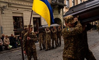 Beerdigungen von toten Soldaten sind in der Ukraine an der Tagesordnung. (Archivbild) - Francisco Seco/AP Beerdigungen von toten Soldaten sind in der Ukraine an der Tagesordnung. (Archivbild) - Francisco Seco/AP