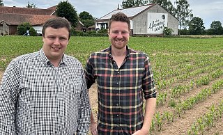 Stefan Schmidt (l.) und Tim Schwengel haben das erste Mais-Labyrinth der Kurstadt in den Acker gemäht. Noch aber sind die Pfänzchen nicht hoch genug. - Nicole Sielermann Stefan Schmidt (l.) und Tim Schwengel haben das erste Mais-Labyrinth der Kurstadt in den Acker gemäht. Noch aber sind die Pfänzchen nicht hoch genug. - Nicole Sielermann