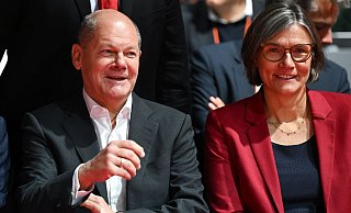 Christiane Benner, neue Erste Vorsitzende der IG Metall, und Bundeskanzler Olaf Scholz (SPD) auf dem Gewerkschaftstag der Industriegewerkschaft in Frankfurt/Main. - Arne Dedert/dpa Christiane Benner, neue Erste Vorsitzende der IG Metall, und Bundeskanzler Olaf Scholz (SPD) auf dem Gewerkschaftstag der Industriegewerkschaft in Frankfurt/Main. - Arne Dedert/dpa