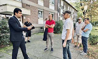 Ridvan Ciftci (l.) und Ingo Nürnberger sprechen mit Mietern und dem ehemaligen Hausmeister Frank Goldammer (Cappi, vorne) über den Zustand der Siedlung. - Stefan Becker Ridvan Ciftci (l.) und Ingo Nürnberger sprechen mit Mietern und dem ehemaligen Hausmeister Frank Goldammer (Cappi, vorne) über den Zustand der Siedlung. - Stefan Becker