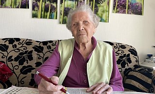 Anders als die meisten ihrer Zeitgenossen braucht Dora Reinert auch heute noch keine Medikamente. Nur beim Lösen der Kreuzworträtsel ist die 104-Jährige auf eine Sehhilfe angewiesen. - Elke Niedringhaus-Haasper Anders als die meisten ihrer Zeitgenossen braucht Dora Reinert auch heute noch keine Medikamente. Nur beim Lösen der Kreuzworträtsel ist die 104-Jährige auf eine Sehhilfe angewiesen. - Elke Niedringhaus-Haasper