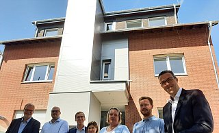 Bezirksverwaltungsstellenleiter Johannes Thonemann (v. l.), Bastian Altmann vom Verein Zukunftswerkstatt Scherfede, Bürgermeister Tobias Scherf, Irina Mook vom Bürgerservice, Zukunftswerkstatt-Vorsitzende Sabine Maas, Frederik Hagemann vom Bauamt und Beigeordneter Andreas Niggemeyer vor dem der neuen Fassade des Verwaltungsstellengebäudes machen den Weg frei. Die neue Aufzuganlage befindet sich neben dem Haupteingang an der Seite zur Straße. - Dieter Scholz Bezirksverwaltungsstellenleiter Johannes Thonemann (v. l.), Bastian Altmann vom Verein Zukunftswerkstatt Scherfede, Bürgermeister Tobias Scherf, Irina Mook vom Bürgerservice, Zukunftswerkstatt-Vorsitzende Sabine Maas, Frederik Hagemann vom Bauamt und Beigeordneter Andreas Niggemeyer vor dem der neuen Fassade des Verwaltungsstellengebäudes machen den Weg frei. Die neue Aufzuganlage befindet sich neben dem Haupteingang an der Seite zur Straße. - Dieter Scholz