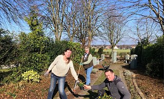 Bettina Osterholt (Mitte) pflanzte im vergangenenJahr mit der Praktikantin Sandra Rudolph (l.), und Drabik Bartosz Stiefmütterchen und Hornveilchen auf dem Friedhof in Bad Holzhausen. - Ludwig-Steil-Hof Bettina Osterholt (Mitte) pflanzte im vergangenenJahr mit der Praktikantin Sandra Rudolph (l.), und Drabik Bartosz Stiefmütterchen und Hornveilchen auf dem Friedhof in Bad Holzhausen. - Ludwig-Steil-Hof