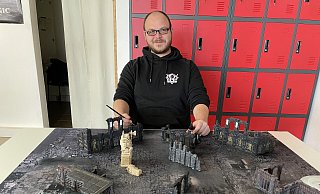 Geschäftsinhaber Dominik Willig zeigt eine typische "Einsteigerlandschaft", auf der man "Star Wars" spielen kann. - Elke Niedringhaus-Haasper Geschäftsinhaber Dominik Willig zeigt eine typische "Einsteigerlandschaft", auf der man "Star Wars" spielen kann. - Elke Niedringhaus-Haasper