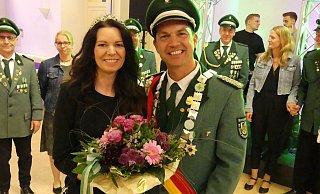 Rene und Tanja Kress sind das neue Königspaar der St.-Josef-Schützenbruderschaft in Anreppen. - Schützen Rene und Tanja Kress sind das neue Königspaar der St.-Josef-Schützenbruderschaft in Anreppen. - Schützen