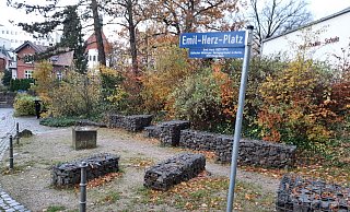 Drei der vorhandenen Gabionen am Warburger Emil-Herz-Platz rücken an den Hang. Sie werden zuwachsen. - Dieter Scholz Drei der vorhandenen Gabionen am Warburger Emil-Herz-Platz rücken an den Hang. Sie werden zuwachsen. - Dieter Scholz