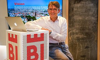 2007 bezeichnet Matthias Eichler als Wendepunkt, da in diesem Jahr das Smartphone „iPhone" vorgestellt wurde und die Digitalisierung in den Augen Eichlers seitdem so richtig Fahrt aufnahm. - Andreas Zobe 2007 bezeichnet Matthias Eichler als Wendepunkt, da in diesem Jahr das Smartphone „iPhone" vorgestellt wurde und die Digitalisierung in den Augen Eichlers seitdem so richtig Fahrt aufnahm. - Andreas Zobe