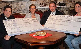 Ein vorzeitiges Weihnachtsgeschenk überreichte Karen Schnurbusch (2. v. l.), Geschäftsführerin von Chemical Check an Matthias Sondermann (v. l.) und Stephan Pollmann von der Jugendfeuerwehr sowie an Anna Sophie Türich von der städtischen Musikschule. - Chemical Check Ein vorzeitiges Weihnachtsgeschenk überreichte Karen Schnurbusch (2. v. l.), Geschäftsführerin von Chemical Check an Matthias Sondermann (v. l.) und Stephan Pollmann von der Jugendfeuerwehr sowie an Anna Sophie Türich von der städtischen Musikschule. - Chemical Check