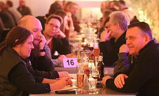 Über so manche Frage beim NW-Pubquiz im Alten Wartesaal des Löhner Bahnhofs grübelten die Teilnehmer. - Ulf Hanke Über so manche Frage beim NW-Pubquiz im Alten Wartesaal des Löhner Bahnhofs grübelten die Teilnehmer. - Ulf Hanke