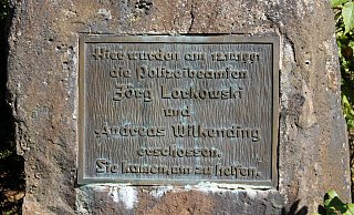 Der Gedenkstein in Erinnerung an die beiden 1991 erschossenen Polizisten Jörg Lorkowski und Andreas Wilkending in der Nähe von Boffzen. - picture alliance / dpa Der Gedenkstein in Erinnerung an die beiden 1991 erschossenen Polizisten Jörg Lorkowski und Andreas Wilkending in der Nähe von Boffzen. - picture alliance / dpa