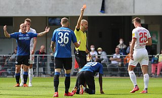 Schiedsrichter Franz Bokop zeigt dem auf dem Rasen knienden SCP-Linksverteidiger Jamilu Collins die Gelb-Rote Karte. Auch seine SCP-Teamkollegen Sven Michel (l.) und Felix Platte (Nr. 36) können nichts daran ändern. - picture alliance/dpa Schiedsrichter Franz Bokop zeigt dem auf dem Rasen knienden SCP-Linksverteidiger Jamilu Collins die Gelb-Rote Karte. Auch seine SCP-Teamkollegen Sven Michel (l.) und Felix Platte (Nr. 36) können nichts daran ändern. - picture alliance/dpa