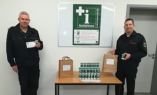 Gerne hätten Löschgruppenführer Tobias Menne (r.) und sein Stellvertretrrrechts Jörg Mikus die kleinen Helfer selbst überreicht. Jetzt wird die Notfalldose samt Informationen an die Haustür gehängt. - FW Bad Driburg Gerne hätten Löschgruppenführer Tobias Menne (r.) und sein Stellvertretrrrechts Jörg Mikus die kleinen Helfer selbst überreicht. Jetzt wird die Notfalldose samt Informationen an die Haustür gehängt. - FW Bad Driburg