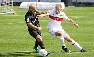 Von 2019 bis 2021 kickte Alban Meha (l.) bereits für Hessen Kassel. Hier ist er in der Regionalligapartie gegen Stuttgart II im Duell gegen Ex-Nationalspieler Holger Badstuber zu sehen. - picture alliance Von 2019 bis 2021 kickte Alban Meha (l.) bereits für Hessen Kassel. Hier ist er in der Regionalligapartie gegen Stuttgart II im Duell gegen Ex-Nationalspieler Holger Badstuber zu sehen. - picture alliance