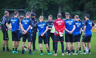 SCP-Coach Lukas Kwasniok bittet seine Mannschaft beim Training am Freitag zur Taktikbesprechung. - Sarah Jonek Fotografie SCP-Coach Lukas Kwasniok bittet seine Mannschaft beim Training am Freitag zur Taktikbesprechung. - Sarah Jonek Fotografie