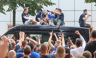 Arminia-Profis fuhren nach dem Saisonabschluss in die City und ließen sich feiern – entgegen fester Absprachen mit der Polizei. - Sarah Jonek Arminia-Profis fuhren nach dem Saisonabschluss in die City und ließen sich feiern – entgegen fester Absprachen mit der Polizei. - Sarah Jonek