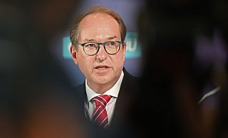 Alexander Dobrindt will auch die Zahlung von Bürgergeld an Kriegsflüchtlinge aus der Ukraine beenden. - Sabina Crisan/dpa Alexander Dobrindt will auch die Zahlung von Bürgergeld an Kriegsflüchtlinge aus der Ukraine beenden. - Sabina Crisan/dpa