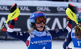100 Weltcup-Siege: Mikaela Shiffrin konnte es zunächst selbst kaum glauben. - Piermarco Tacca/AP/dpa 100 Weltcup-Siege: Mikaela Shiffrin konnte es zunächst selbst kaum glauben. - Piermarco Tacca/AP/dpa