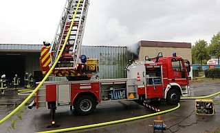 Dichter Rauch: Die Feuerwehr Höxter brachte den Brand im Gewerbegebiet Zur Lüre schnell unter Kontrolle. - Simone Flörke Dichter Rauch: Die Feuerwehr Höxter brachte den Brand im Gewerbegebiet Zur Lüre schnell unter Kontrolle. - Simone Flörke