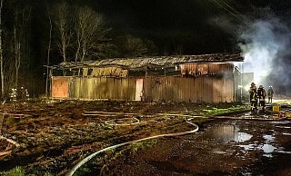 Durch Gummiteile im Inneren der Lagerhalle soll es zu einer starken Rauchentwicklung gekommen sein. - Noah Brümmelhorst Durch Gummiteile im Inneren der Lagerhalle soll es zu einer starken Rauchentwicklung gekommen sein. - Noah Brümmelhorst