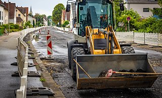 Die Talbrückenstraße in Bielefeld bekommt eine neue Fahrbahndecke. Derzeit ist die Straße deshalb für den Verkehr gesperrt. - Mike-Dennis Müller Die Talbrückenstraße in Bielefeld bekommt eine neue Fahrbahndecke. Derzeit ist die Straße deshalb für den Verkehr gesperrt. - Mike-Dennis Müller