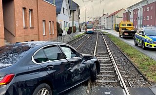 Der 3er BMW blieb nach der Kollision mit der Stadtbahn schwer beschädigt im Gleisbett liegen. - Jens Reichenbach Der 3er BMW blieb nach der Kollision mit der Stadtbahn schwer beschädigt im Gleisbett liegen. - Jens Reichenbach