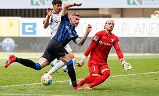 Magdeburgs Torwart Dominik Reimann (r.) rettete im Hinspiel auch gegen SCP-Stürmer Felix Platte in höchster Not. Einmal musste er allerdings hinter sich greifen. - picture alliance/dpa Magdeburgs Torwart Dominik Reimann (r.) rettete im Hinspiel auch gegen SCP-Stürmer Felix Platte in höchster Not. Einmal musste er allerdings hinter sich greifen. - picture alliance/dpa