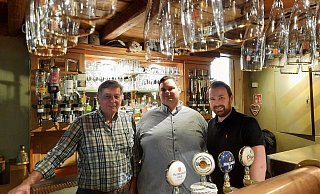 Michael Löhr (l) und Patrick Luther (r) geben das Gasthaus Ausspann an der Kasseler Straße in die Hände ihres bisherigen Kochs Alexander Varchim. - Marc Schröder Michael Löhr (l) und Patrick Luther (r) geben das Gasthaus Ausspann an der Kasseler Straße in die Hände ihres bisherigen Kochs Alexander Varchim. - Marc Schröder
