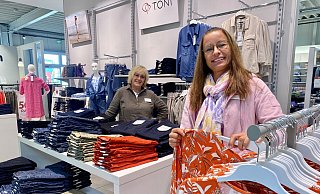 Sandra Meyer (r.) und ihre Kollegin Silke Ossiek beraten die Kundinnen im neuen Toni-Outlet im Kreis Gütersloh. - Frank Jasper Sandra Meyer (r.) und ihre Kollegin Silke Ossiek beraten die Kundinnen im neuen Toni-Outlet im Kreis Gütersloh. - Frank Jasper