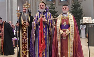 Pfarrer Isa Acar (re.) von der St. Lukas Gemeinde unterrichtet syrisch-orthodoxe Religionslehre. Hier ein Bild von seiner Dekanweihe 2024 in der katholischen Kirche St. Pankratius mit Erzbischof Philoxenus Mattias Nayis (mitte). - sport/presse/foto Dünhölter Pfarrer Isa Acar (re.) von der St. Lukas Gemeinde unterrichtet syrisch-orthodoxe Religionslehre. Hier ein Bild von seiner Dekanweihe 2024 in der katholischen Kirche St. Pankratius mit Erzbischof Philoxenus Mattias Nayis (mitte). - sport/presse/foto Dünhölter