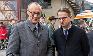 Die CDU-Politiker Friedrich Merz und Carsten Linnemann – hier im Bild vor dem Paderborner Dom bei der Amtseinführung des neuen Erzbischofs im März 2024 – ernten Kritik für ihre Migrationspolitik. - Niklas Tüns Die CDU-Politiker Friedrich Merz und Carsten Linnemann – hier im Bild vor dem Paderborner Dom bei der Amtseinführung des neuen Erzbischofs im März 2024 – ernten Kritik für ihre Migrationspolitik. - Niklas Tüns