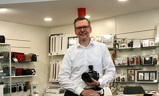 Bernhard Brockmann mit Kamera in seinem Fotofachgeschäft. - Robert Becker Bernhard Brockmann mit Kamera in seinem Fotofachgeschäft. - Robert Becker