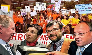 Die Ampel-Koalition – hier, v.l., Harald Buschmann (FDP), Inge Schulze (Grüne) und Georg Fortmeier (SPD) – vertagt die Grundschulentscheidung. Oberbürgermeister Pit Clausen (r.) will "innehalten und weiter aufklären". - FOTOS/FOTOMONTAGE: ANDREAS FRÜCHT Die Ampel-Koalition – hier, v.l., Harald Buschmann (FDP), Inge Schulze (Grüne) und Georg Fortmeier (SPD) – vertagt die Grundschulentscheidung. Oberbürgermeister Pit Clausen (r.) will "innehalten und weiter aufklären". - FOTOS/FOTOMONTAGE: ANDREAS FRÜCHT