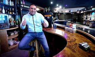 Hangover-Chef Abdul Yelman bereitet alles für die große Feier an diesem Wochenende an der Kaiserstraße vor. - Andreas Frücht Hangover-Chef Abdul Yelman bereitet alles für die große Feier an diesem Wochenende an der Kaiserstraße vor. - Andreas Frücht