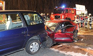 Auf den stehenden VW Sharan (l.) war der mit zwei Personen besetzte Mazda geprallt. - FOTO: MARC KÖPPELMANN Auf den stehenden VW Sharan (l.) war der mit zwei Personen besetzte Mazda geprallt. - FOTO: MARC KÖPPELMANN