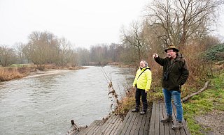 Bernd Meier-Lammering (l.) und Karsten Otte von der BUND-Kreisgruppe Herford stehen am Werreufer. Die Aulandschaft ist ein wichtiger Lebensraum mit großer Artenvielfalt und wichtig für den Hochwasserschutz. - Ralf Bittner Bernd Meier-Lammering (l.) und Karsten Otte von der BUND-Kreisgruppe Herford stehen am Werreufer. Die Aulandschaft ist ein wichtiger Lebensraum mit großer Artenvielfalt und wichtig für den Hochwasserschutz. - Ralf Bittner