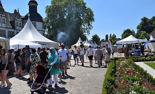 Multikulti im Schlosspark: Bei sommerlichen Temperaturen konnten verschiedene Kulturen probiert, besehen und erlebt werden. - Anja Ebner Multikulti im Schlosspark: Bei sommerlichen Temperaturen konnten verschiedene Kulturen probiert, besehen und erlebt werden. - Anja Ebner