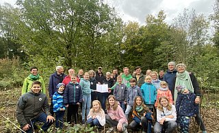 Viele kleine und große Helfer beteiligen sich an der Aufforstungsaktion der Nachbarschaft Paderborn-Ost. (Archivbild) - Julia Spiekerkötter Viele kleine und große Helfer beteiligen sich an der Aufforstungsaktion der Nachbarschaft Paderborn-Ost. (Archivbild) - Julia Spiekerkötter