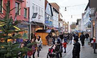 Die Lübbecker Innenstadt füllte sich am Nachmittag mit zahlreichen Kunden und Weihnachtsmarktbesuchern. Fotos: Michael Grundmeier - Michael Grundmeier Die Lübbecker Innenstadt füllte sich am Nachmittag mit zahlreichen Kunden und Weihnachtsmarktbesuchern. Fotos: Michael Grundmeier - Michael Grundmeier