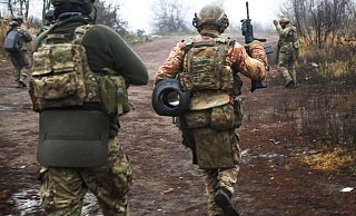 Ukrainische Soldaten ändern ihre Position an einem ungenannten Ort in der Region Donezk. - Roman Chop/AP/dpa Ukrainische Soldaten ändern ihre Position an einem ungenannten Ort in der Region Donezk. - Roman Chop/AP/dpa