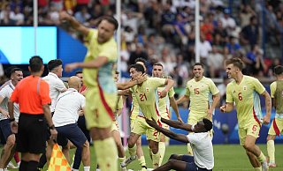 Spaniens Fußball bejubeln das Tor in der 100. Minute. - Francisco Seco/AP/dpa Spaniens Fußball bejubeln das Tor in der 100. Minute. - Francisco Seco/AP/dpa