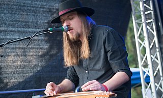 Der Bielefelder Blues-Musiker Bad Temper Joe, hier bei einem Auftritt bei Schweichelkn Rock City, kommt solo mit Gitarre und Mundharmonika. Er ist mit seinem urwüchsigen Stil überregional und international bekannt. - ralf bittner Der Bielefelder Blues-Musiker Bad Temper Joe, hier bei einem Auftritt bei Schweichelkn Rock City, kommt solo mit Gitarre und Mundharmonika. Er ist mit seinem urwüchsigen Stil überregional und international bekannt. - ralf bittner
