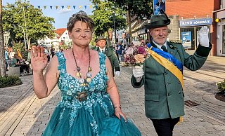 Die Königin der Bad Driburger Bürgerschützengilde Sonja Mannott mit ihrem Prinzgemahl Piet Mannott. - Burkhard Battran Die Königin der Bad Driburger Bürgerschützengilde Sonja Mannott mit ihrem Prinzgemahl Piet Mannott. - Burkhard Battran