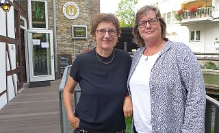 Vor dem Mühlencafé: Britta Haßelmann, Parlamentarische Geschäftsführerin der Fraktion der Grünen im Deutschen Bundestag (l.), und die Kreisvorsitzende Norika Creuzmann. - Hans-Hermann Igges Vor dem Mühlencafé: Britta Haßelmann, Parlamentarische Geschäftsführerin der Fraktion der Grünen im Deutschen Bundestag (l.), und die Kreisvorsitzende Norika Creuzmann. - Hans-Hermann Igges