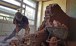 Abrissarbeiter Martin Hagemann entfernt im ehemaligen Beratungsraum eine Trennwand. Die lärmenden Rückbauarbeiten konnten inzwischen fast vollständig abgeschlossen werden. - David Schellenberg Abrissarbeiter Martin Hagemann entfernt im ehemaligen Beratungsraum eine Trennwand. Die lärmenden Rückbauarbeiten konnten inzwischen fast vollständig abgeschlossen werden. - David Schellenberg